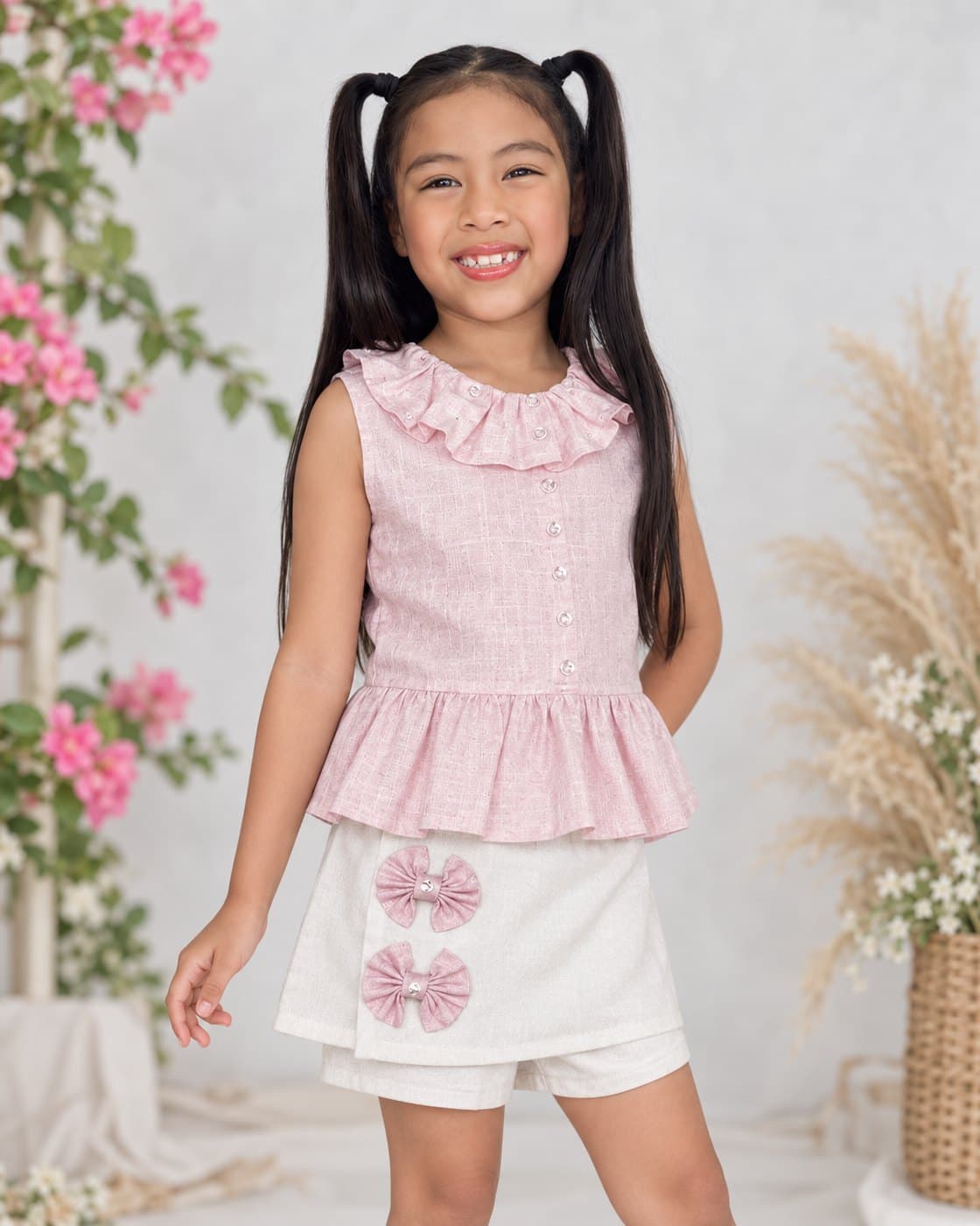 Niña con el Conjunto Amanecer visto de cuerpo entero, con el short blanco