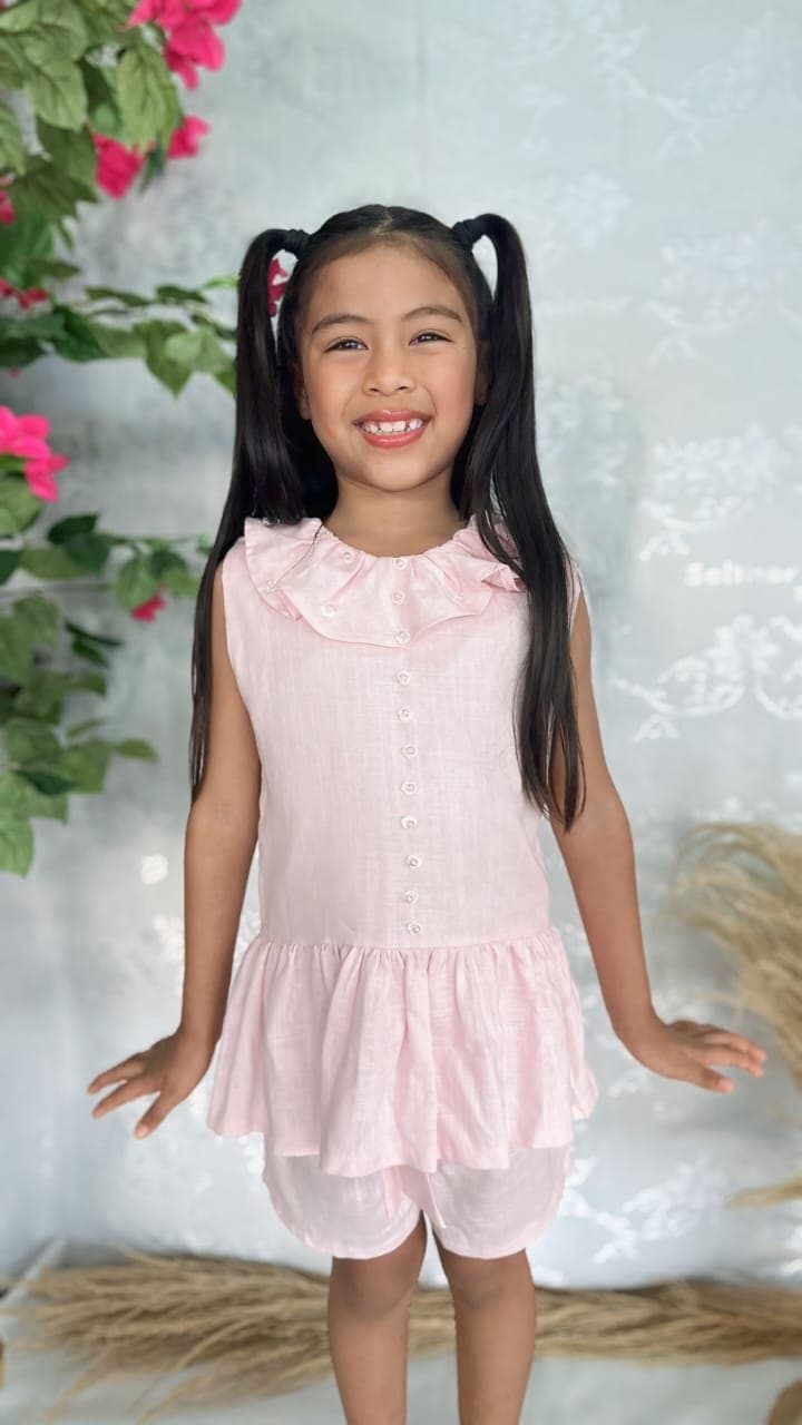Niña con el Conjunto Amapola de cuerpo entero