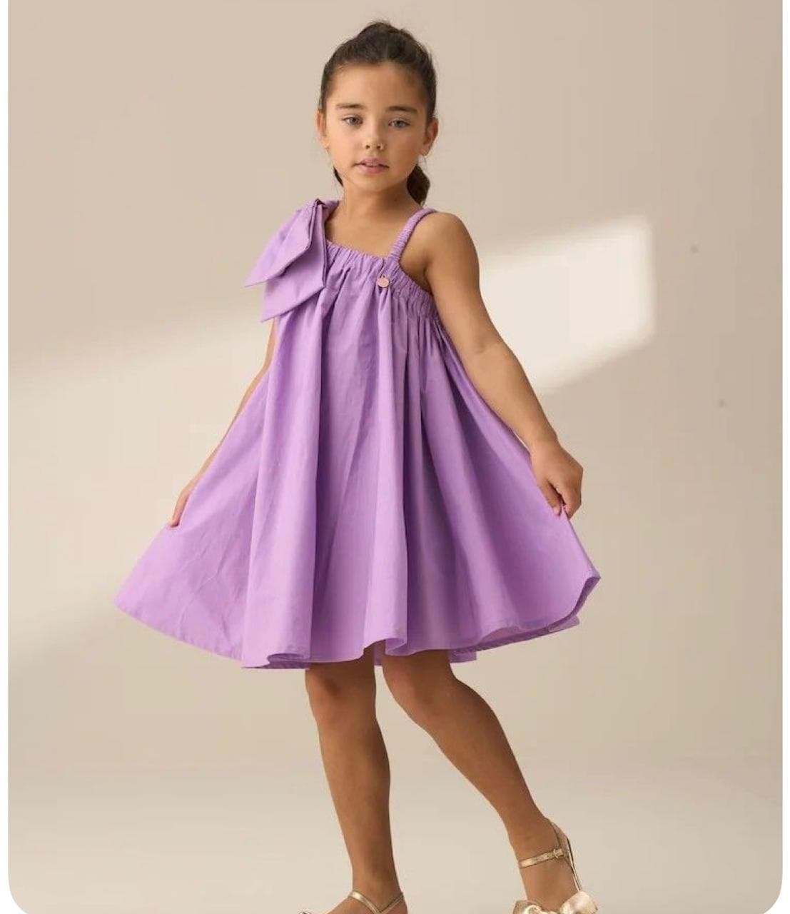 Niña girando con el Vestido Lavanda, de cuerpo entero