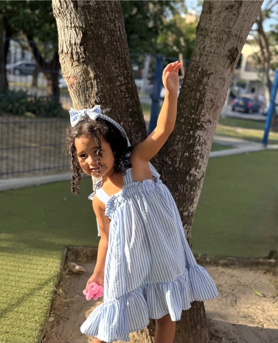 Niña con el Vestido Marea junto a un árbol, de cuerpo entero