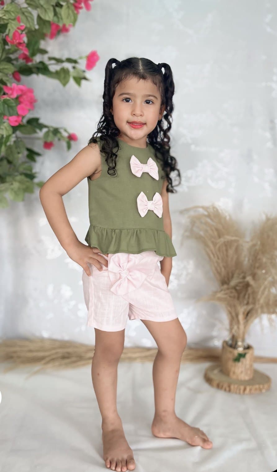 Niña con la variante del Conjunto Patio de short rosa, de cuerpo entero