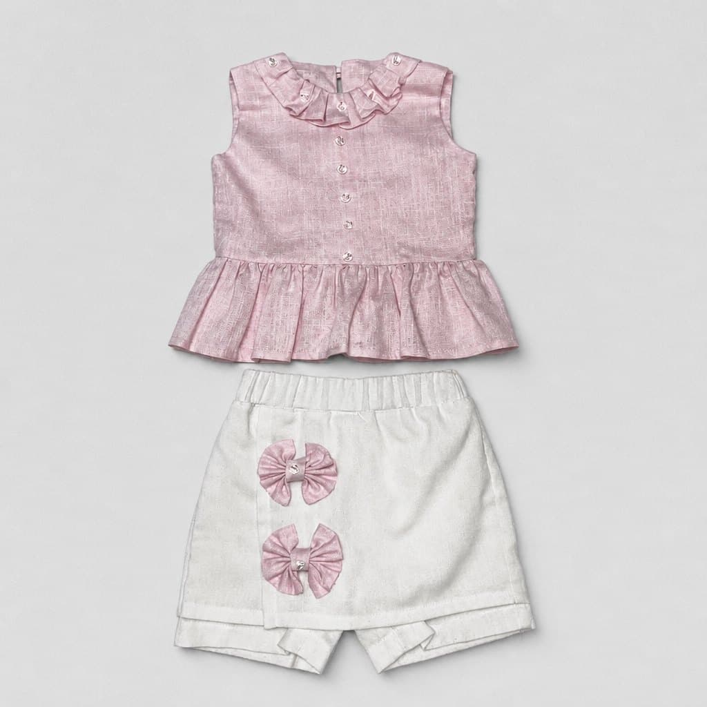 Conjunto Amanecer: blusa rosa con volante y short blanco con flores rosa
