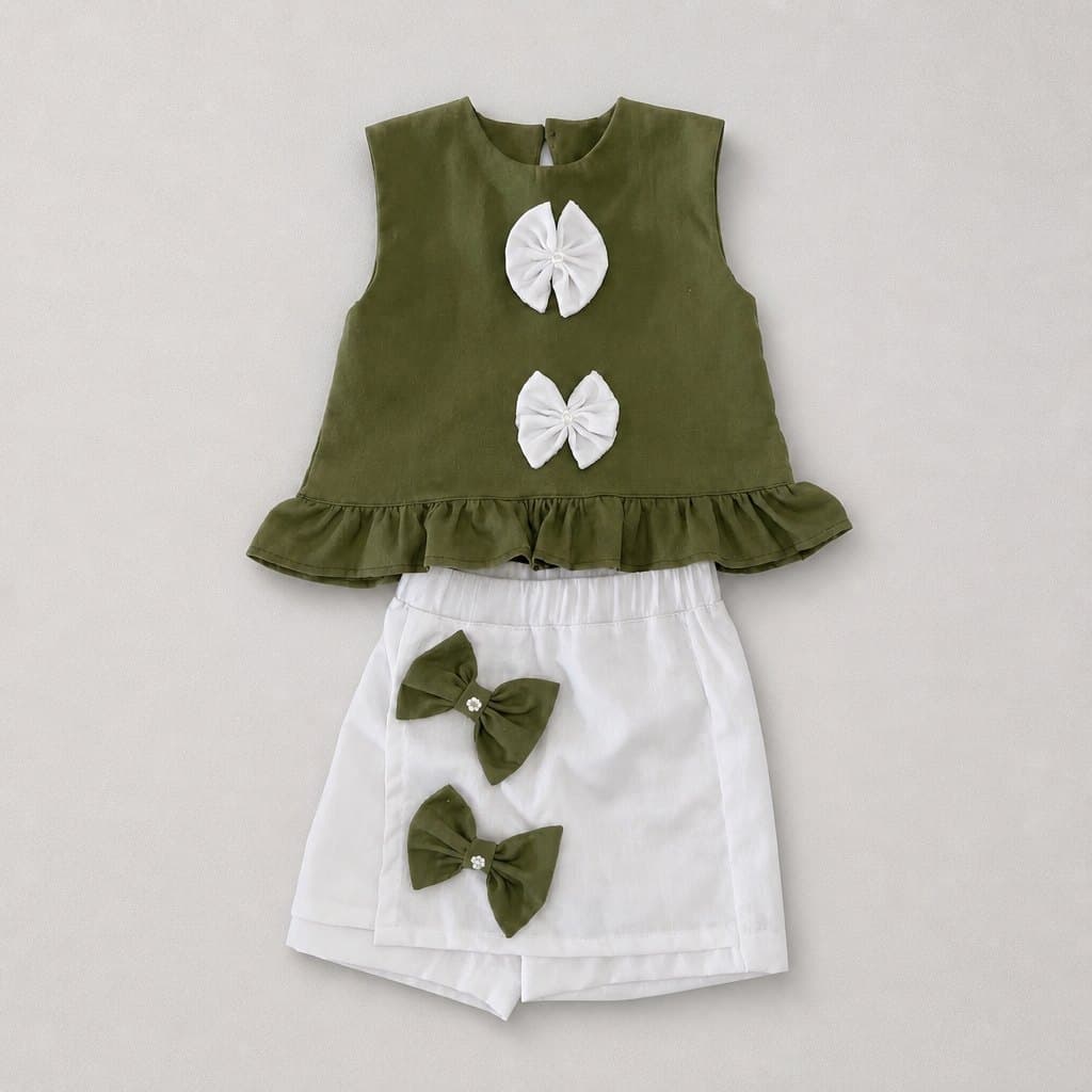 Conjunto Brisa: blusa verde oliva con moños y short blanco, visto de frente