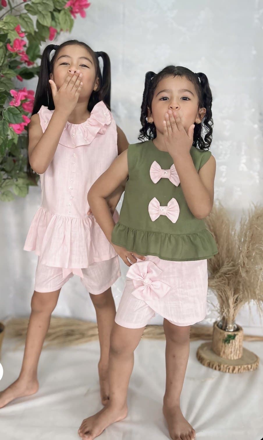 Dos niñas con conjuntos Aurora, una en verde oliva y otra en rosa