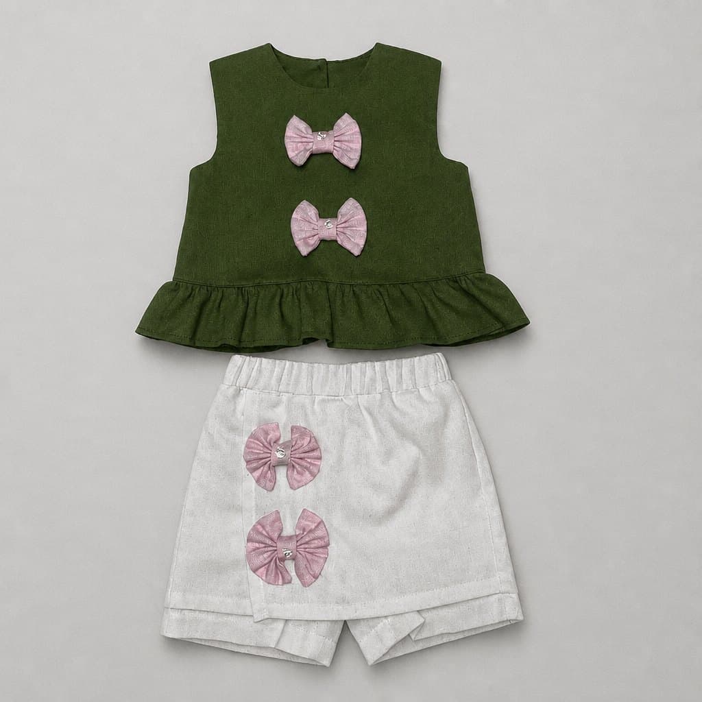 Conjunto Patio: blusa verde oliva y short blanco con flores rosa