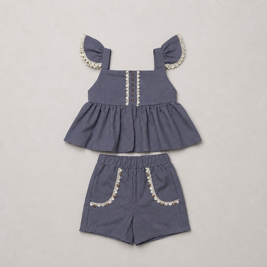 Conjunto Sereno: blusa y short en azul denim, vistos de frente