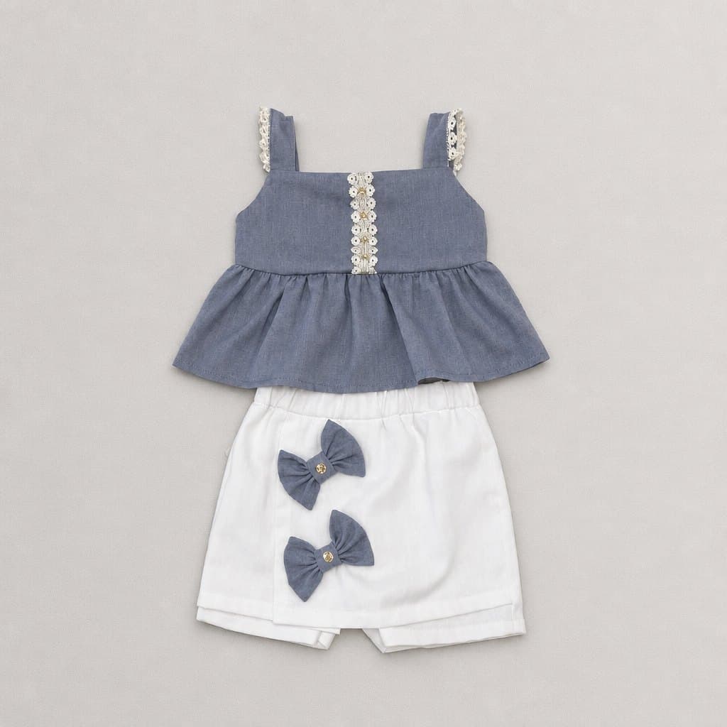 Conjunto Sombra: blusa azul denim con moños y short blanco